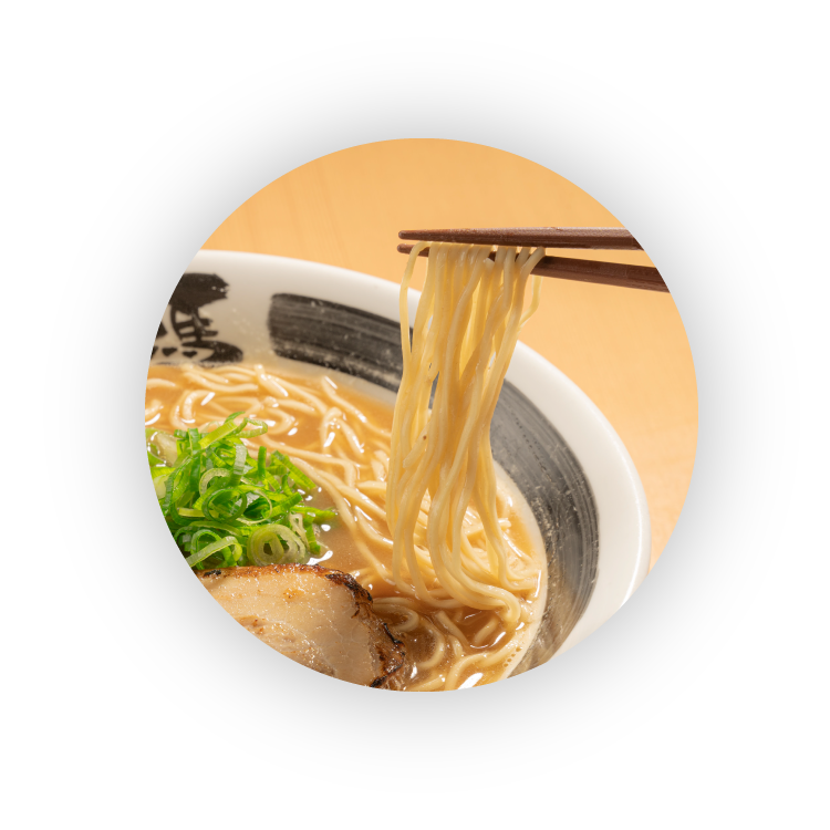 ラーメンの麺をすくっている写真