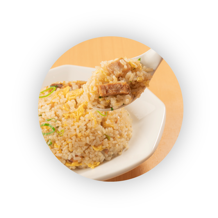 チャーハンをレンゲですくっている写真