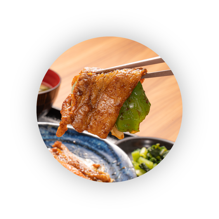 肉を持ち上げる写真