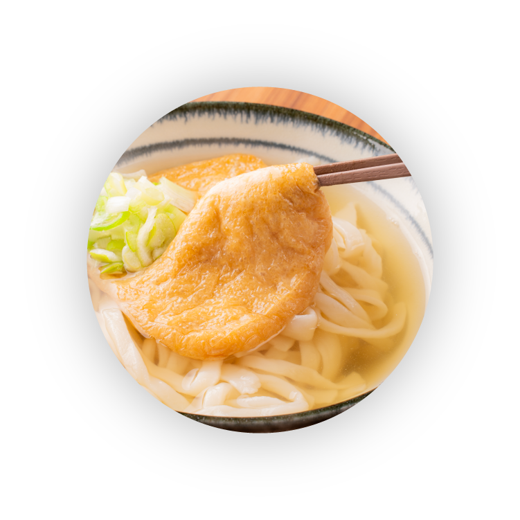 うどんのお揚げを持ち上げている写真